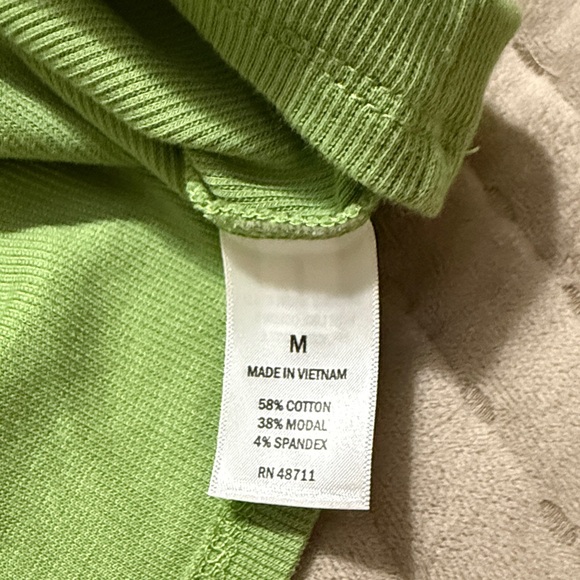 Green V-Neck Sleeveless Top - Picture 6 of 6